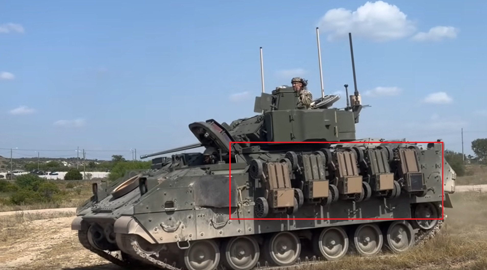 Армия США испытывает Bradley в роли носителя беспилотников FireAnt