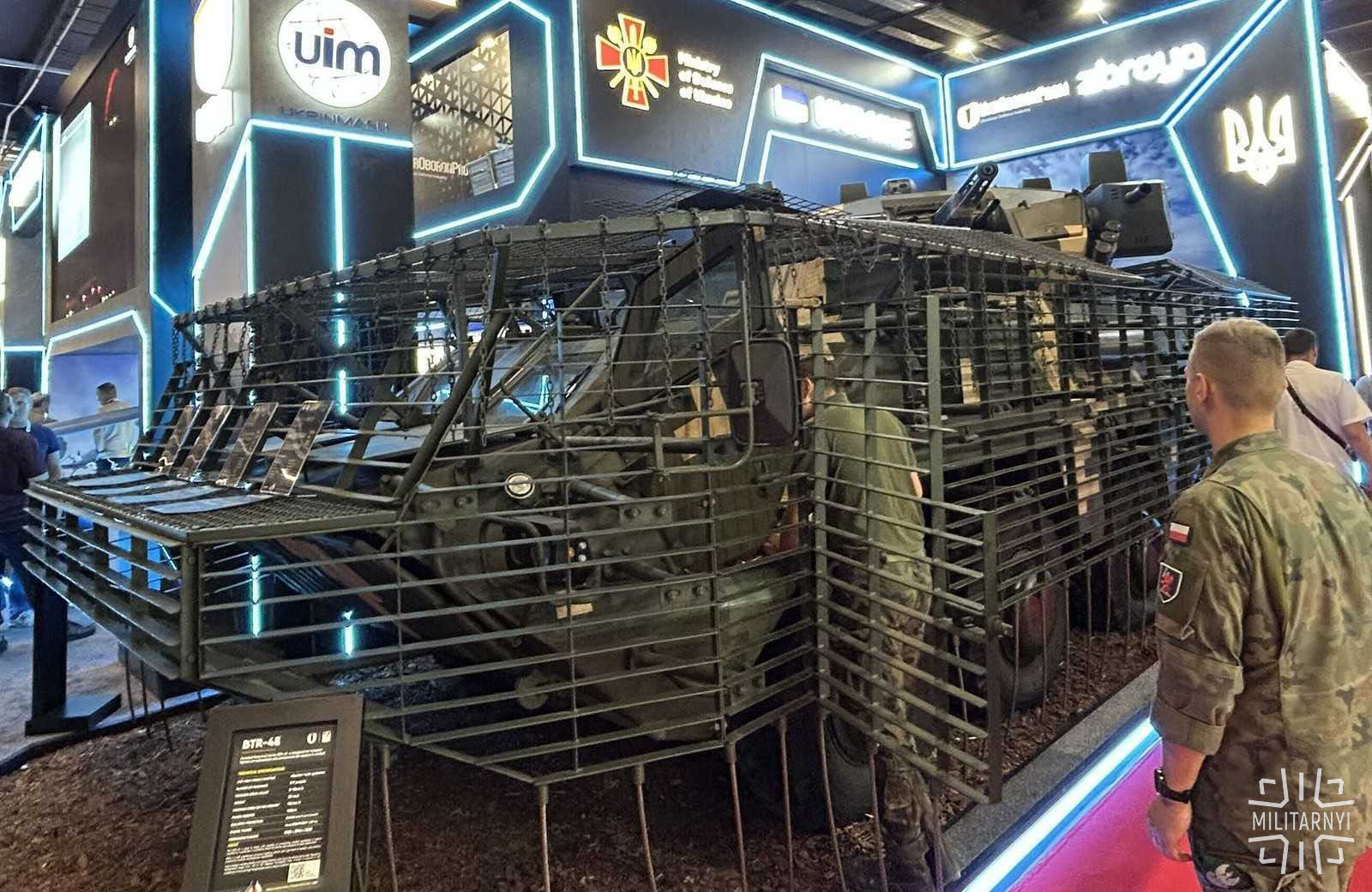 BTR-4 с боевым модулем Topaz, аппарелью и защитой от дронов представили на MSPO
